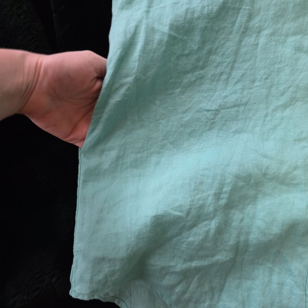 Sleeveless Aqua Blouse - Picture 5 of 6